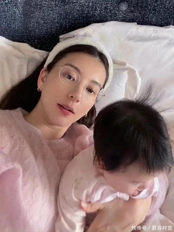 股票配资市场 方媛晒三胎小女儿近照，5个月大郭咏心头发浓密五官漂亮，好可爱